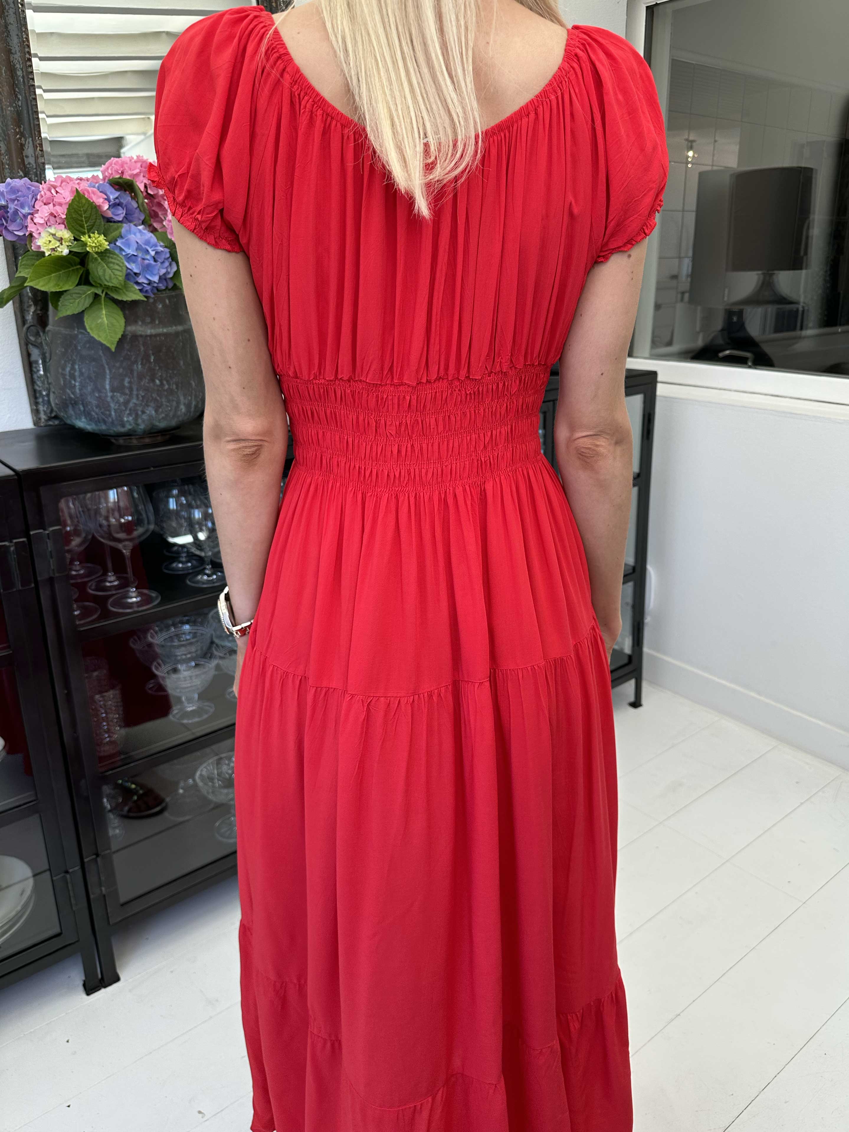 Finalia Plain - Lång söt klänning med puffärmar och resår i midjan